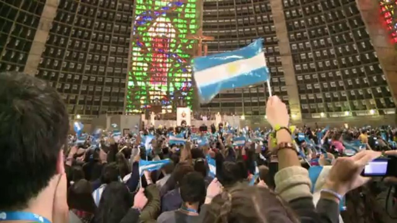 Papa pide a jóvenes hacer "lío”