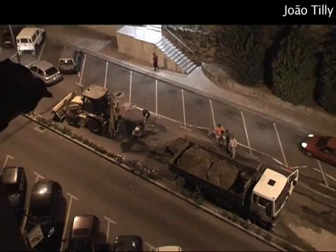 Piso da av Luis V Camões arrancado à meia noite!