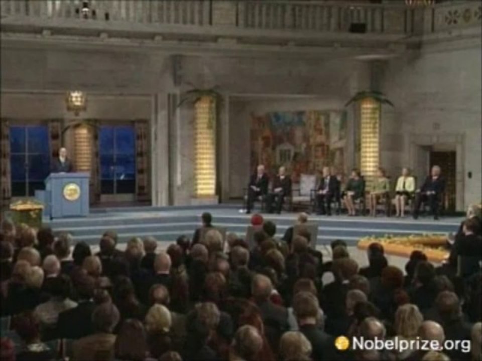‫الدكتور البرادعي عند تسلمه جائزة نوبل‬‎
