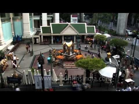 Erawan shrine square off Ratchadamri, Bangkok - Time lapse