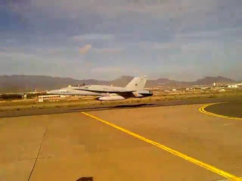 Vol en rase motte d'un avion de chasse