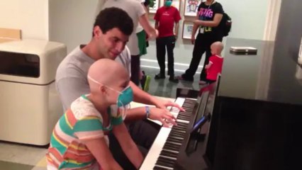 Le quarterback de Memphis reprend Price Tag (Jessie J) avec un enfant malade... Trop émouvant!