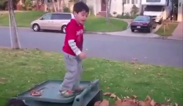 Un saut dans les feuilles mortes - FAIL du gamin!