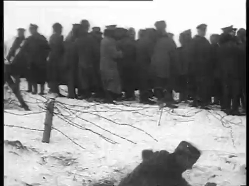 Scène de fraternisation entre soldats russes et allemands, 1917