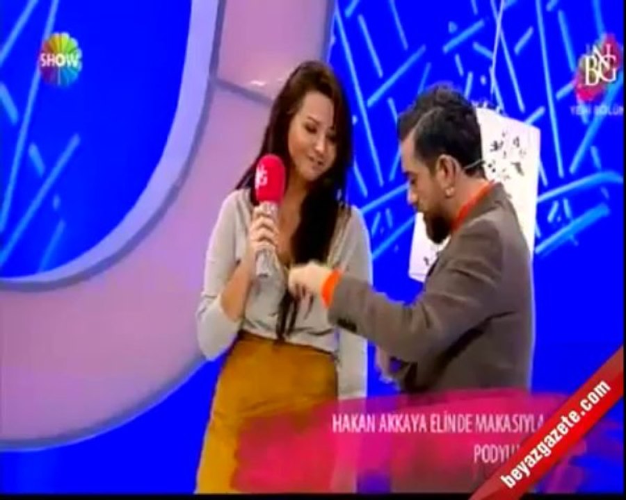 Hakan Akkaya Yarışmacının Saçını Kesti