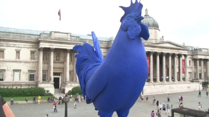تمثال بشكل ديك ازرق يثير الانتقادات في لندن