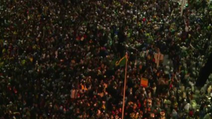 Le pape acclamé par des centaines de milliers de fidèles