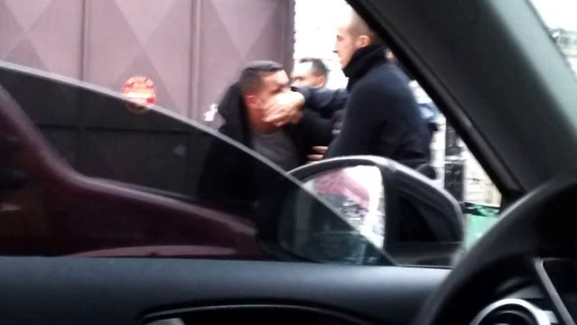 Un policier donne un coup de boule pendant une arrestation