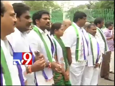Telangana YSRC leaders fire on Seemandhra leaders