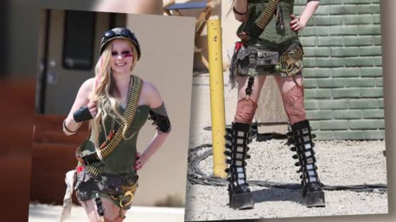 Avril Lavigne im Armee-Look