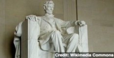 Lincoln Memorial Vandalized With Green Paint