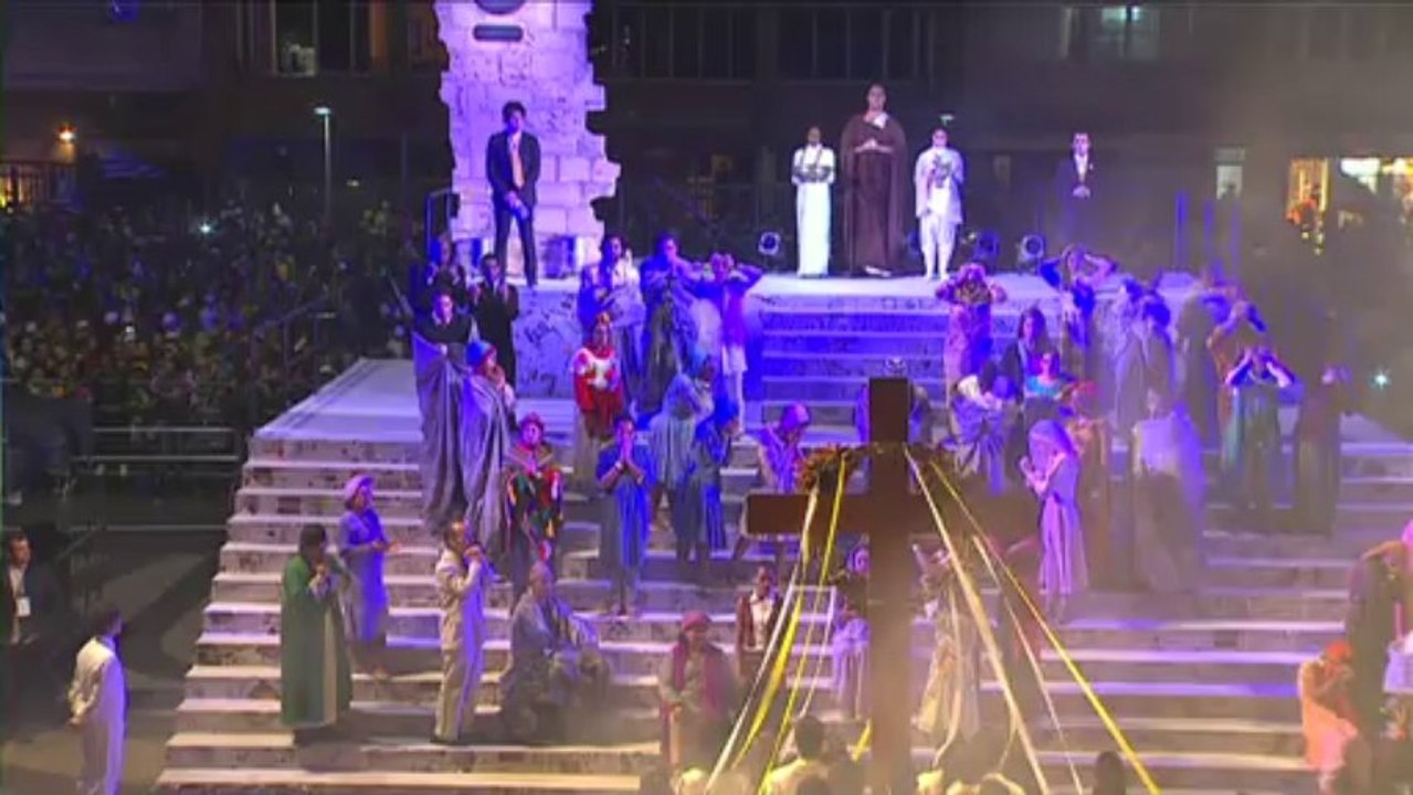 Papa emocionado con el Via Crucis