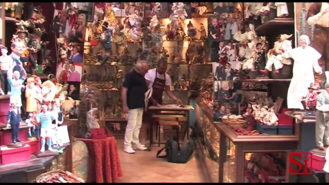 Napoli - Higuain sul presepe prima che al San Paolo (26.07.13)