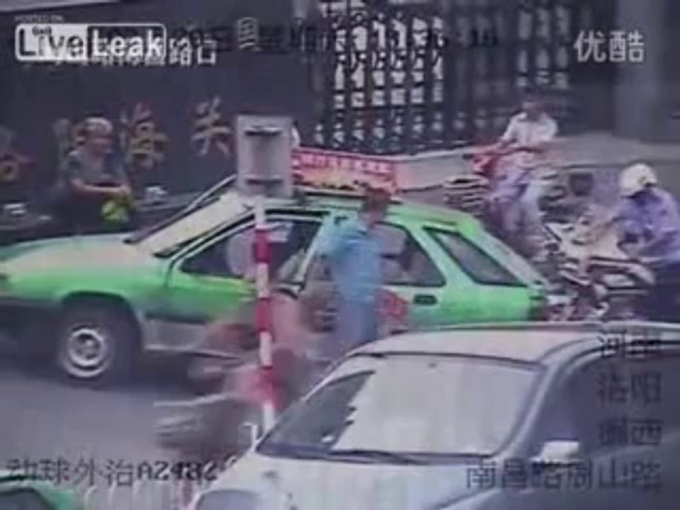 Taxi driver gets caught for stealing from drunk man while pretending to help -