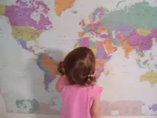 Lilly, 2 ans, connait tous les noms de pays