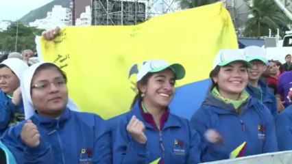 Le pape préside un chemin de croix sur la plage de Copacabana