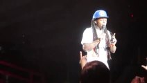 Un fan jette des galçons sur Lil Wayne pendant son concert!