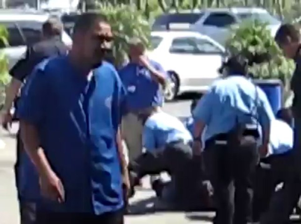 La mauvaise idée du jour - s'exciter contre une porte de commissariat...