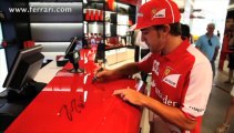 Autosital - Fernando Alonso visite la nouvelle boutique Ferrari de Maranello
