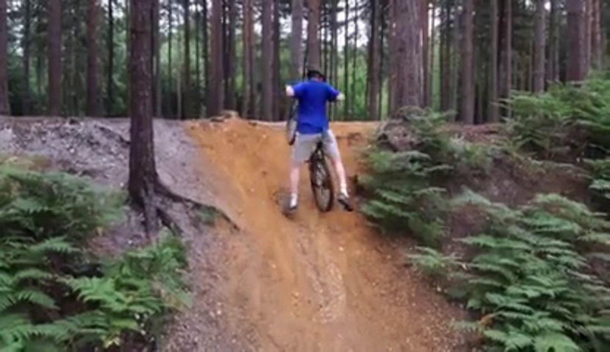 L'attaque de la pente en VTT - Grosse chute ridicule. FAIL