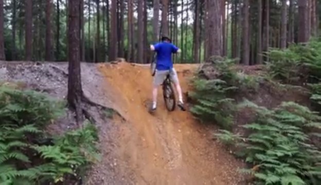 L'attaque de la pente en VTT - Grosse chute ridicule. FAIL