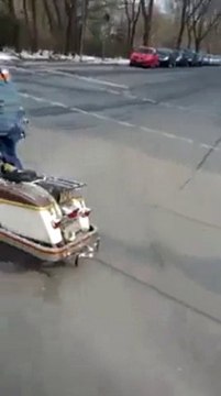 Démarrage en trombe en Harley - Trop marrant - Le vélo!