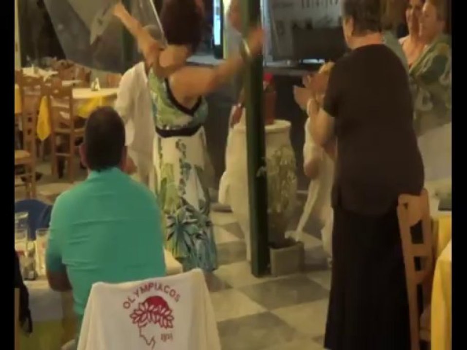 ΕΚΔΡΟΜΕΙΣ ΑΠΟ ΤΗΝ ΑΡΕΤΣΟΥ, ΤΗΝ Ν. ΚΡΗΝΗ & ΤΟ ΨΩΜΙΑΔΗΣ TRAVEL ΤΡΑΓΟΥΔΟΥΝ ΚΑΙ ΧΟΡΕΥΟΥΝ ΤΟ ΤΕΛΕΥΤΑΙΟ ΒΡΑΔΥ ΤΗΣ ΕΚΔΡΟΜΗΣ ΣΤΗΝ ΤΗΝΟ (Νο 1)