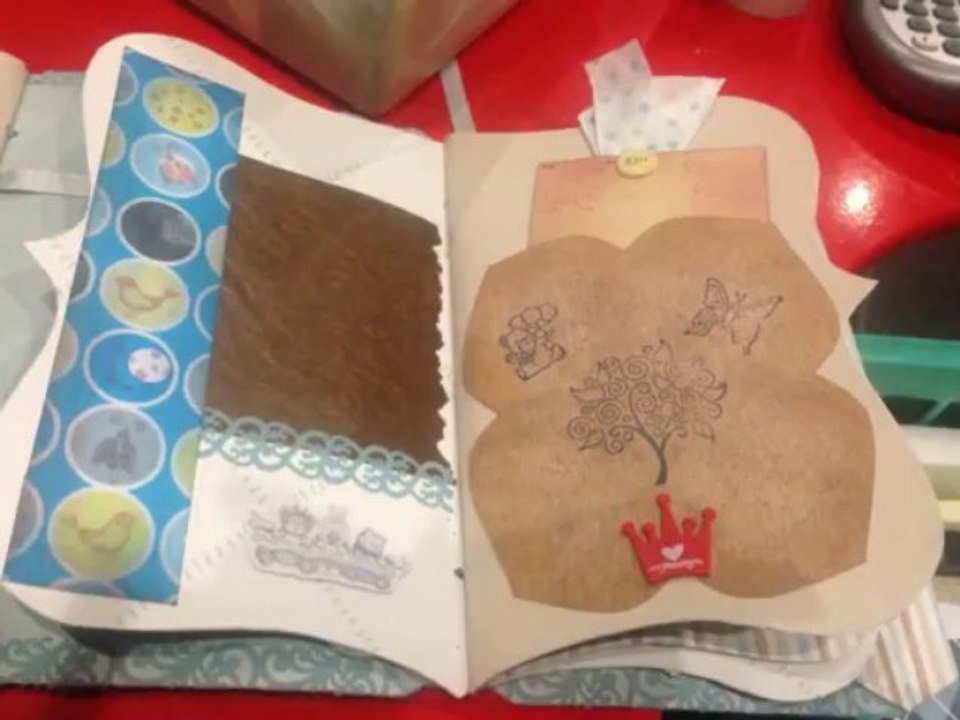 scrapbooking , album de naissance en papier peint