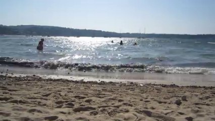 Il y a la mer  , le soleil ... et le vent  !