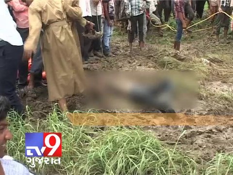 Tv9 Gujarat - Surat : Car plunge into water owing to broken bridge , 2 died