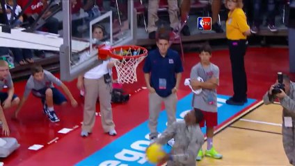 Un soldat américain met un Windmill Dunk en tenue de combat! ENORME