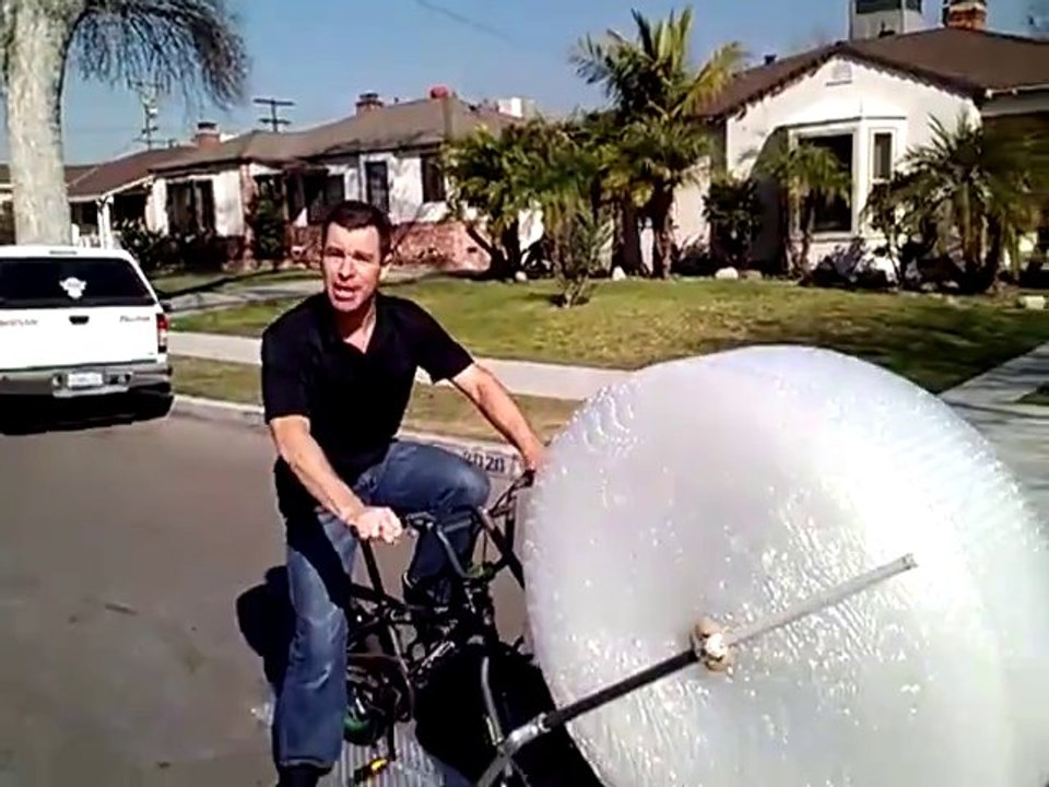 L'invention du Vélo qui pète du papier à Bulles.... Mhhhhh.. INUTILE... NEXT!!!