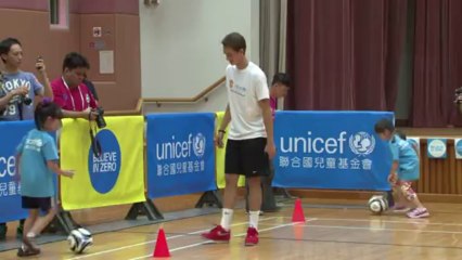 Football: Manchester United joue avec des enfants à Hong Kong