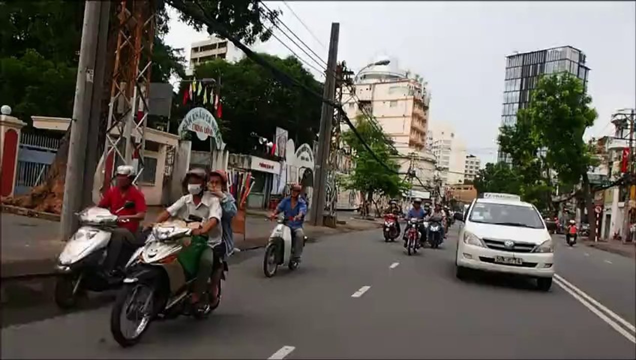 VIETNAM : traverser sur un passage piétons à Saigon...