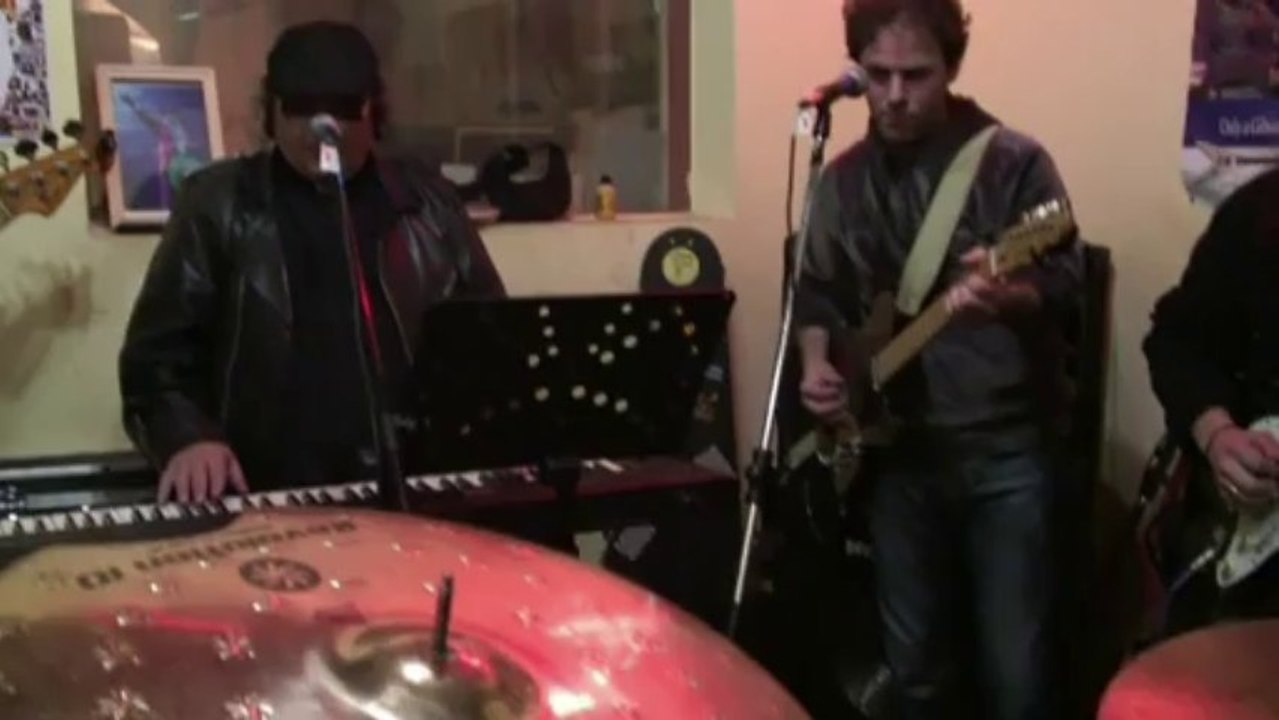 César, el cura rockero