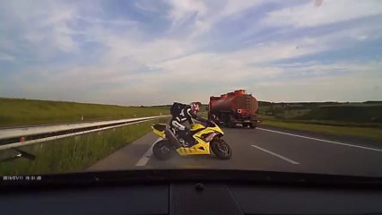 une moto freine devant une voiture
