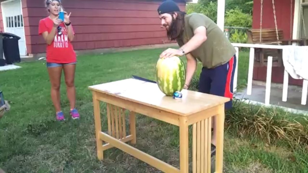 comment couper une pasteque avec une machette