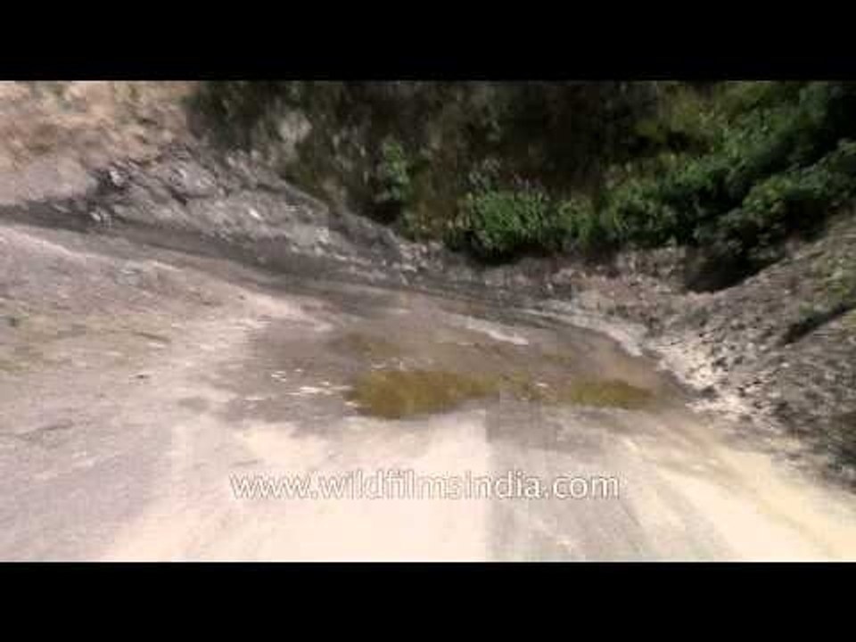Damaged road between Guptkashi and Tilwara