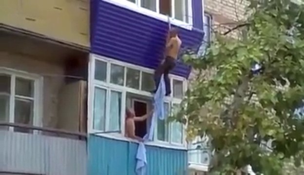 Il tombe du 2ème étage en essayant d'échapper au mari de la femme qu'il se tappe.