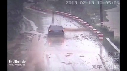 Télécharger la video: Des images de vidéosurveillance montrent la violence des inondations en Chine