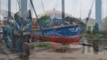 Sloep draaien met travellift Leeuwarden kranen boot