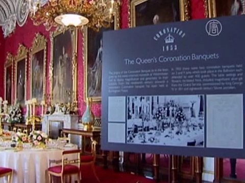 Платье королевы на коронацию показали в Лондоне