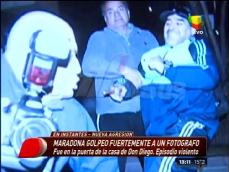Maradona golpeando al fotografo