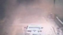 Voiture ensevelie sous une coulée de boue en Chine !!! Vive la sécu sur les routes là-bas...
