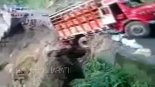 Uttarakhand Flood - Truck falling from Hills - Heavy rains wreak havoc north India - HD