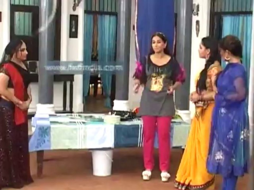 Vidya Balan doing Ghanchakkar On Set Of Chidiya Ghar For Promotion