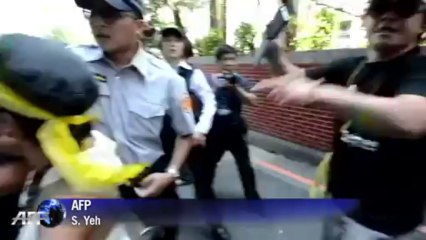 Taïwan: échauffourées entre la police et des militants