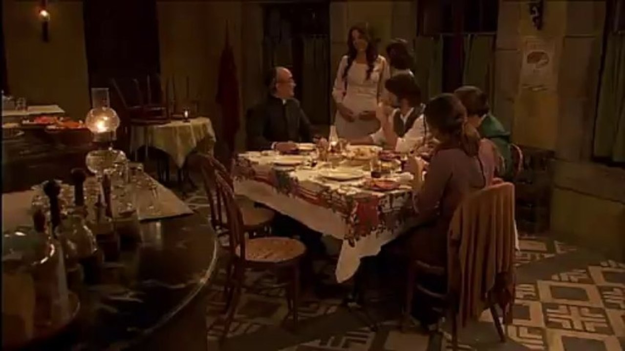 ¡Fuera...No la quiero ni en mi mesa ni en mi vida..fuera!