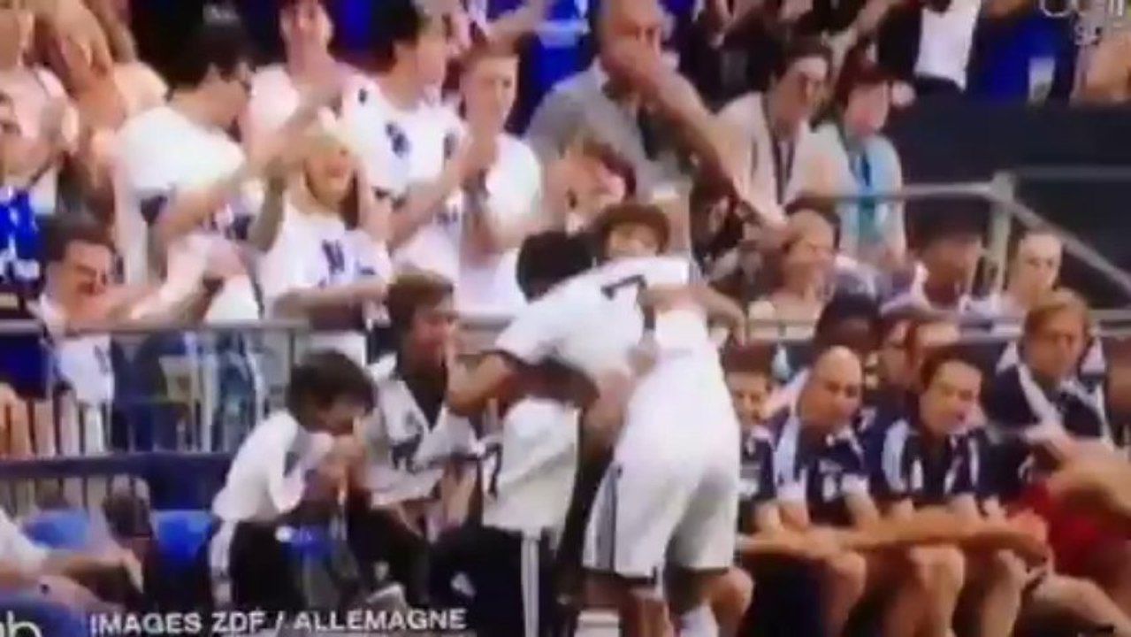 La petite tête blonde de Sergio Ramos