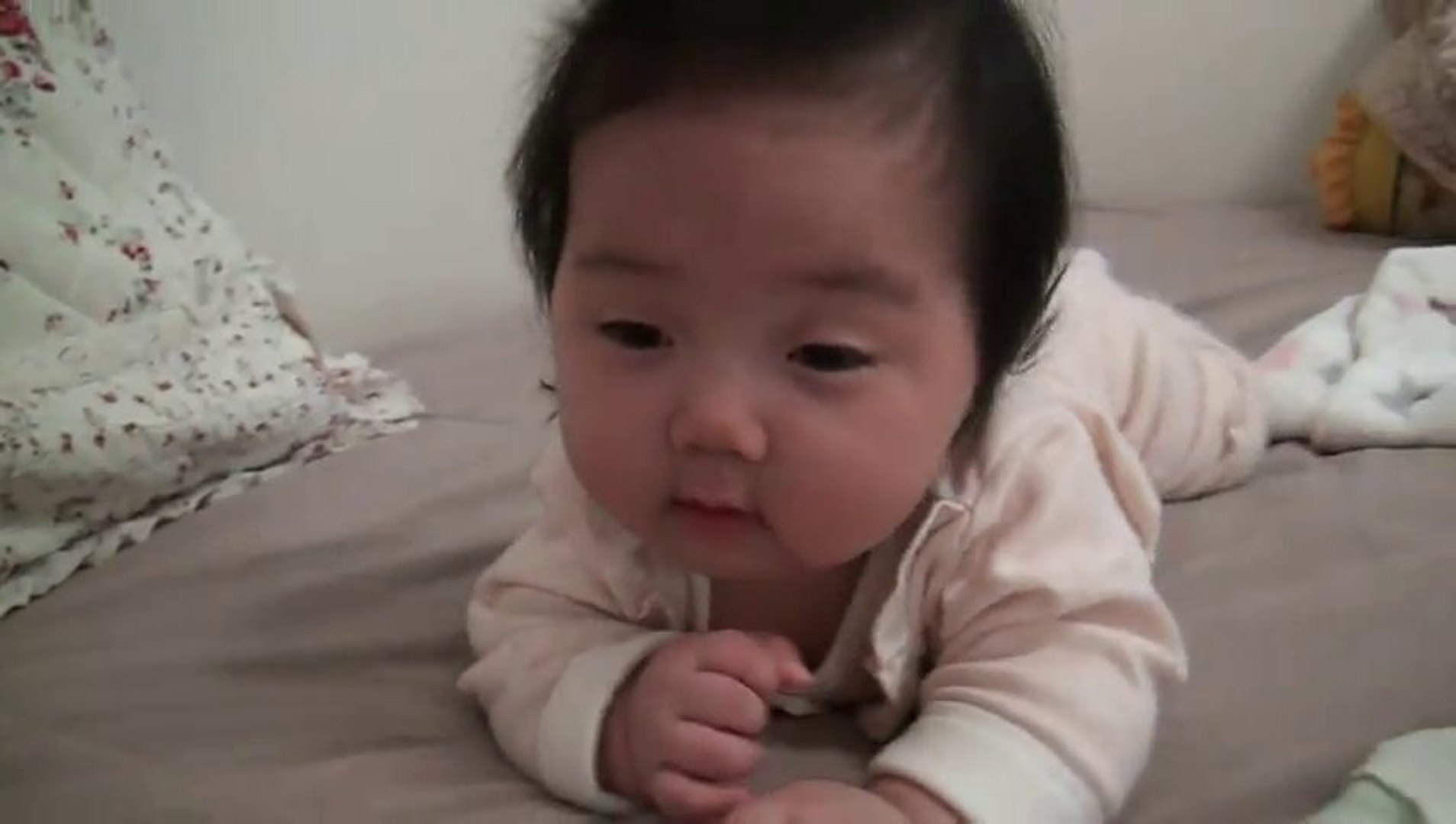 Le Bebe Le Plus Mignon Du Monde Meme Au Reveil Il Sourit Video Dailymotion